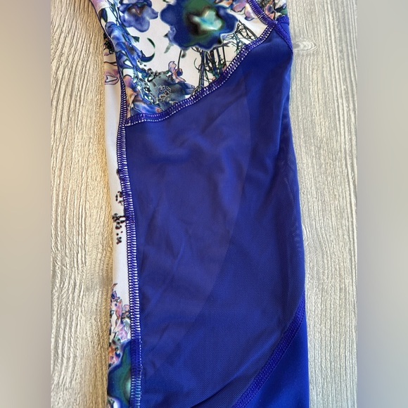 Apana Capri Yoga Pants Size XS
Leggings Blue Floral With Pockets Mesh
Vented Leg - Picture 3 of 10